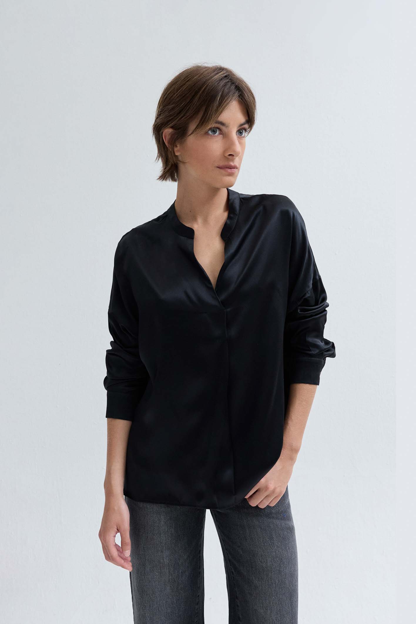 awada_blusa-de-seda-cuello-mao_16-15-2024__picture-54240