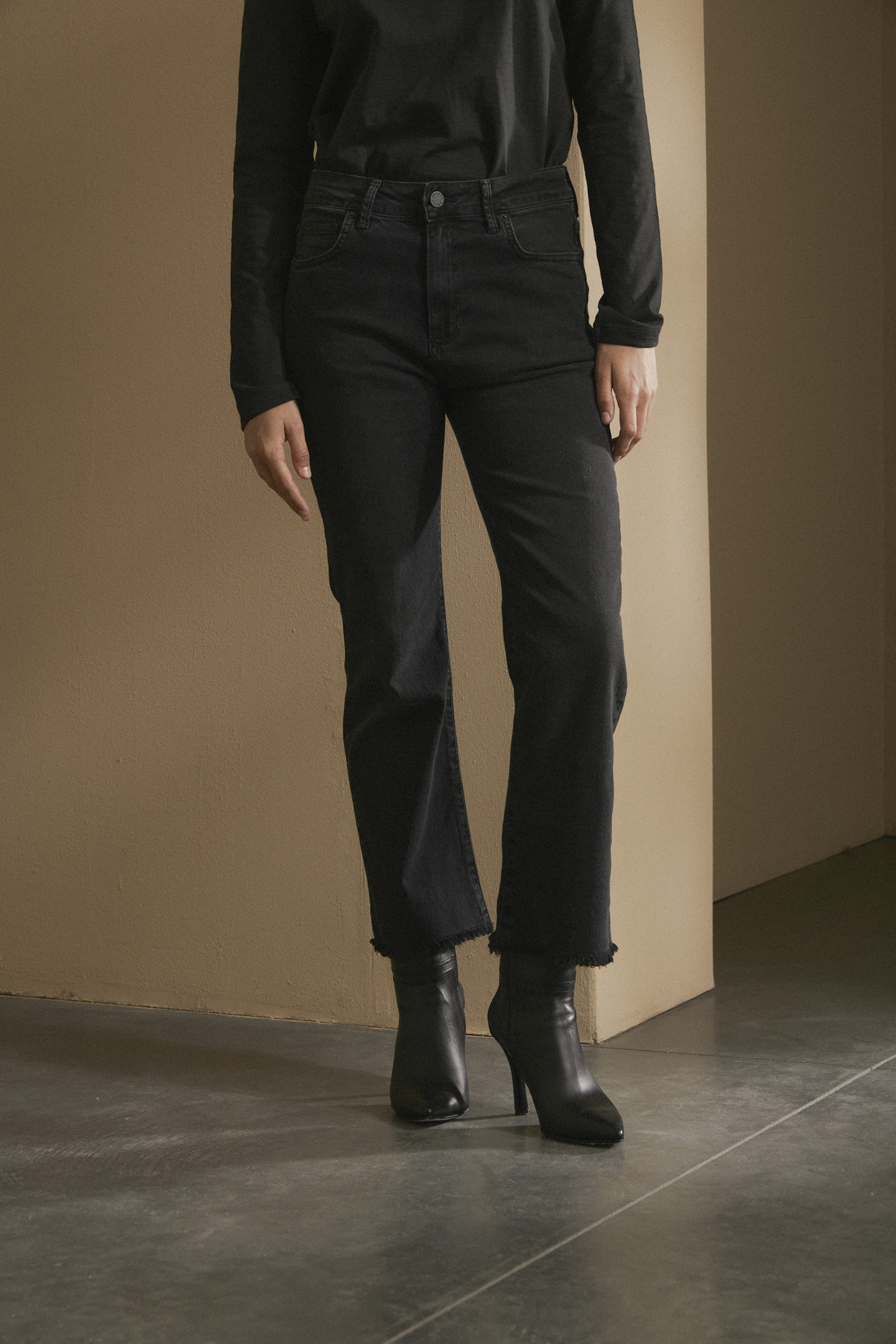 awada_jean-bootcut-black_10-30-2025__picture-57260